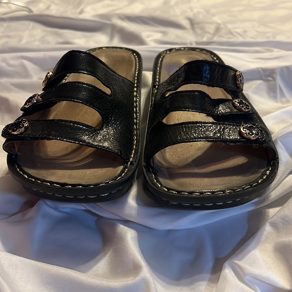 GUC Alegria slip on shoes. Size 38.